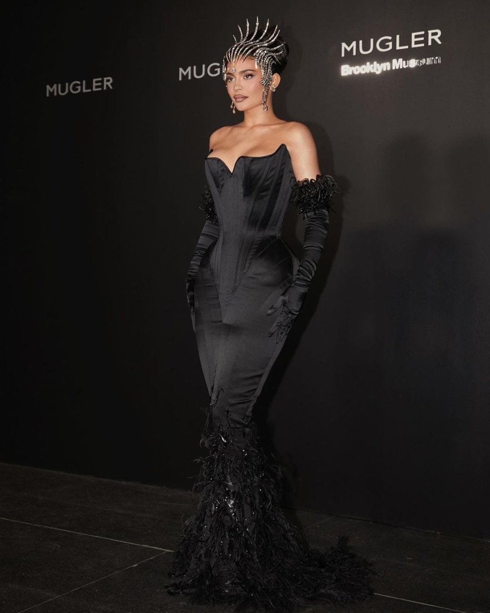 Kylie Jenner göz kamaştıran kıyafetiyle sergide!