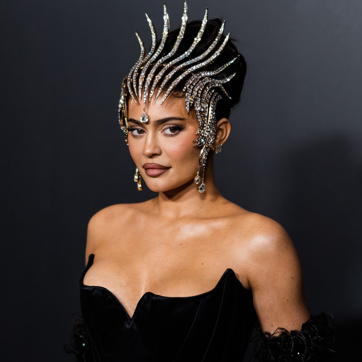 Kylie Jenner göz kamaştıran kıyafetiyle sergide!