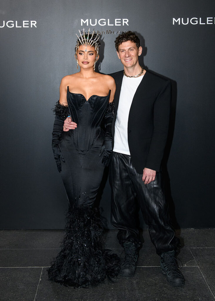 Kylie Jenner göz kamaştıran kıyafetiyle sergide!