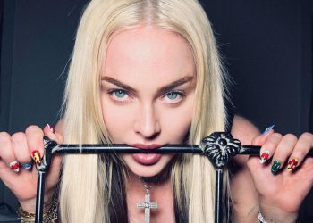 madonna köpek taklidi