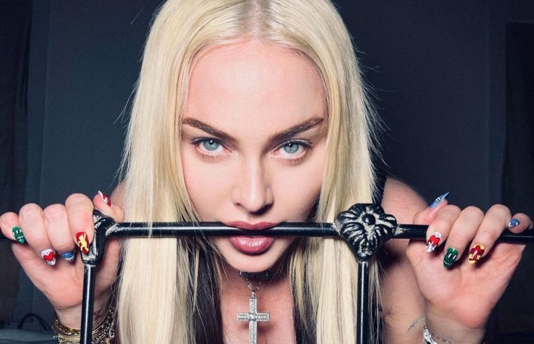 madonna köpek taklidi