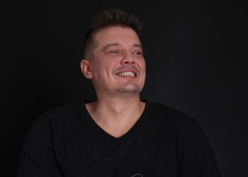 Oyunculuğa geri dönen Arda Kural yeni imajıyla dikkat çekti!