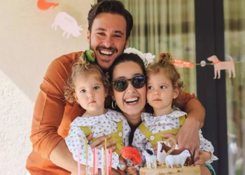 Pelin Akil ile Anıl Altan, ikiz kızlarının pozlarını taklit etti