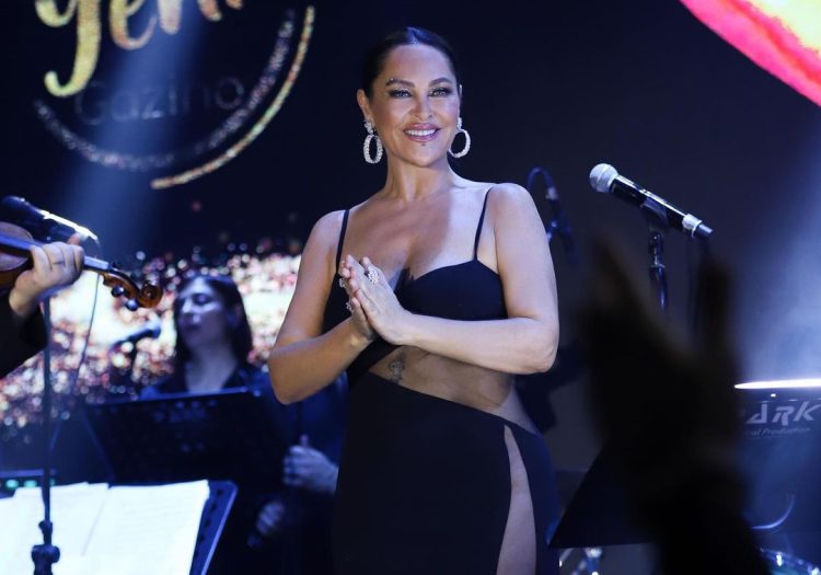 Saba Tümer ve Deniz Akkaya’yı sahneye çağıran Hülya Avşar arkadaşlarıyla kalça dansı yaptı