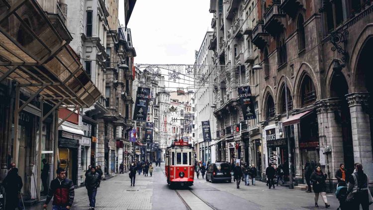 Taksim patlaması ünlü isimlerden tepki yağdı