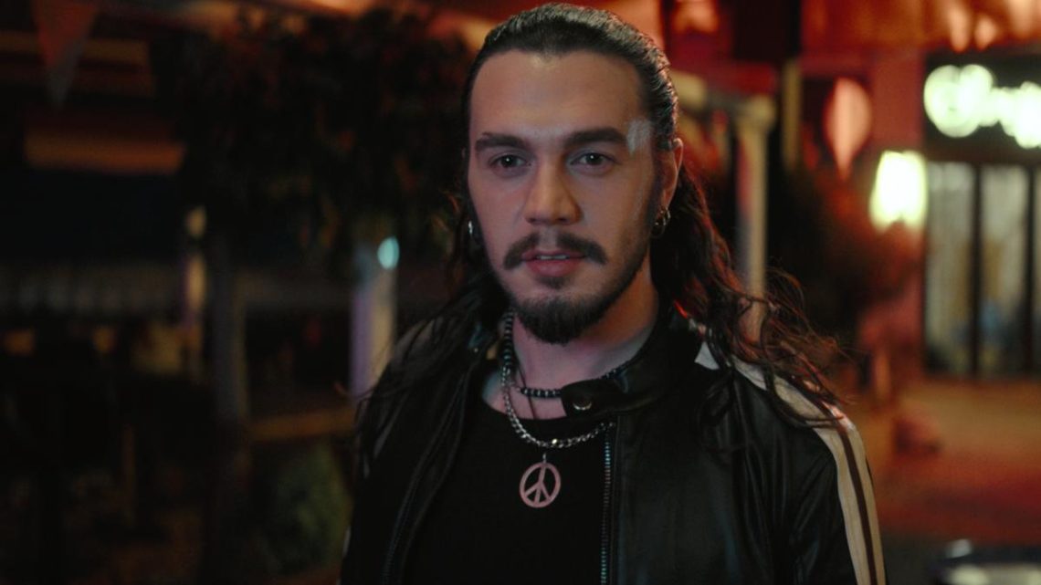 Ünlü oyuncu İsmail Ege Şaşmaz üzerindeki montun Barış Akarsuya ait olduğunu söyledi - All Magazine Ünlü oyuncu İsmail Ege Şaşmaz üzerindeki montun Barış Akarsu'ya ait olduğunu söyledi