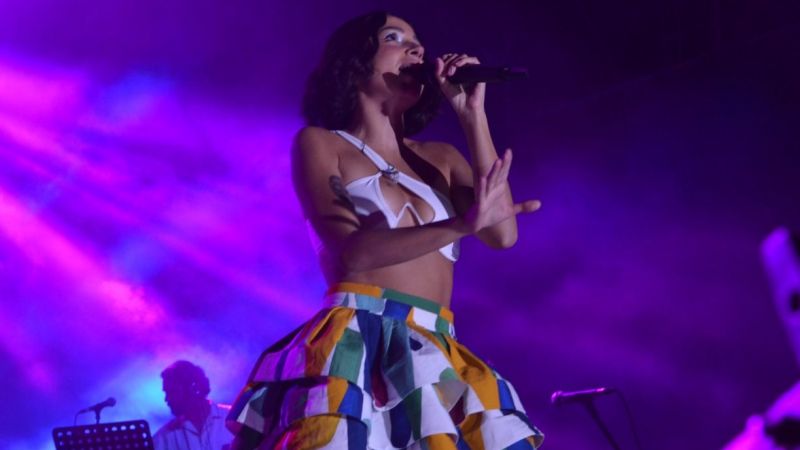 Zeynep Bastık konserini yarıda bıraktı!