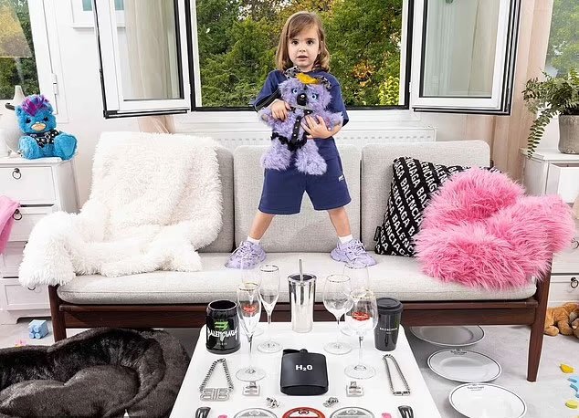 Balenciaga yeni kampanyasıyla skandala imza attı!