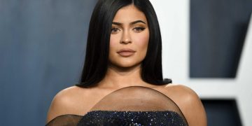 Kylie Jenner adını bile gizlediği oğlunu paylaştı