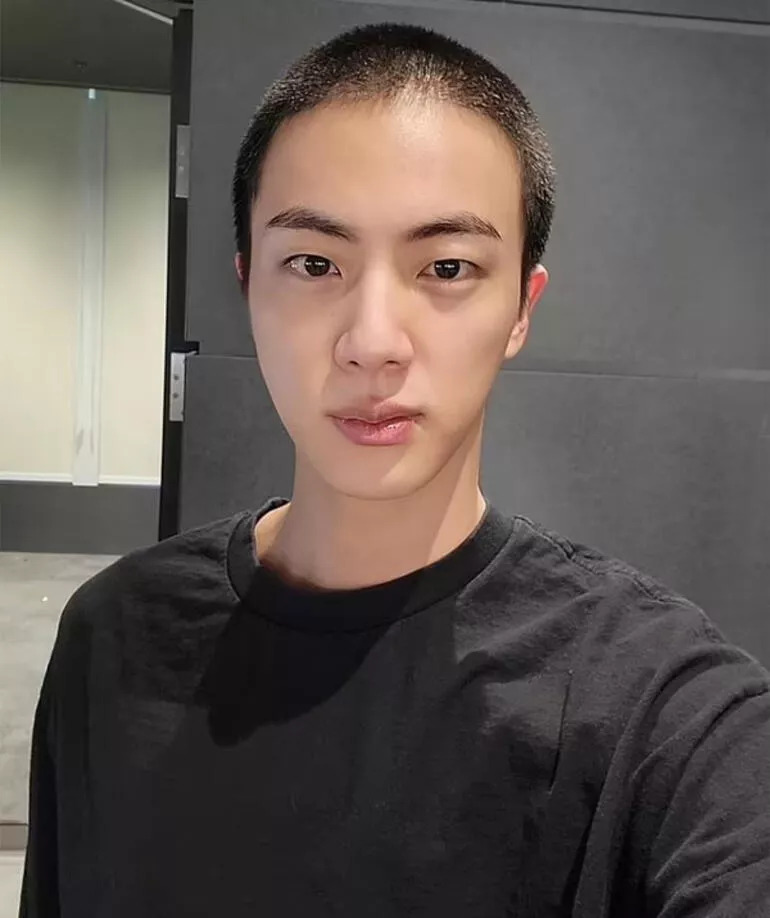 BTS üyesi K-Pop yıldızı Kim Seok-Jin askere gitti