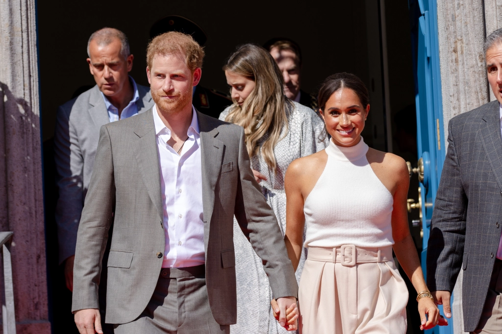 Meghan Markle ve Prens Harry kraliyet ailesinden özür dileyecek