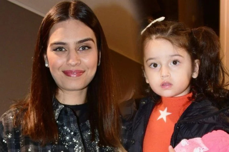 Oyuncu Amine Gülşe, kızı Eda ile sergiye katıldı