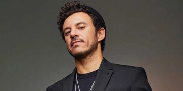 Şarkıcı Buray çapkınlık yaparken kız arkadaşıyla sarmaş dolaş görüntülendi