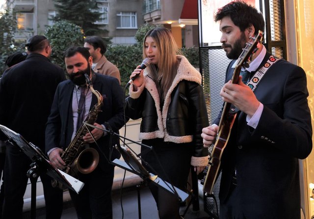 Yılbaşını sanatla karşıladılar: Tis’ the season Tis’ the ART