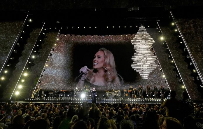 Terapi süreci devam eden Adele açıklama yaptı: İçimi dehşetle dolduran bir şey var!