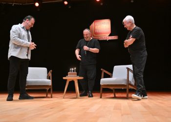Cem Yılmaz’dan Can Yılmaz’a sahnede doğum günü sürprizi