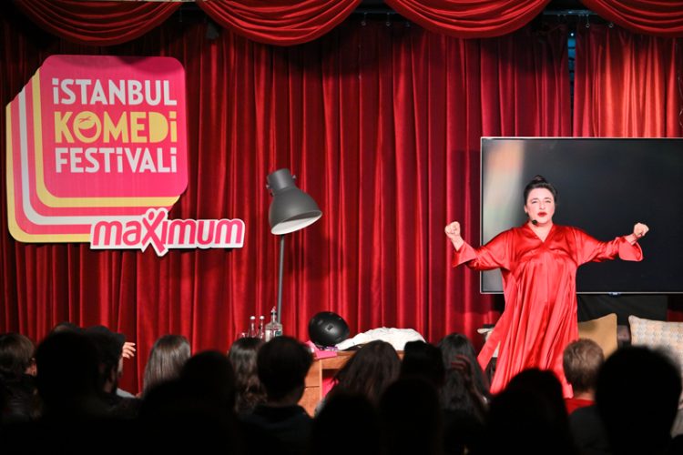 Esra Dermancıoğlu doğum gününü sahnede böyle kutladı