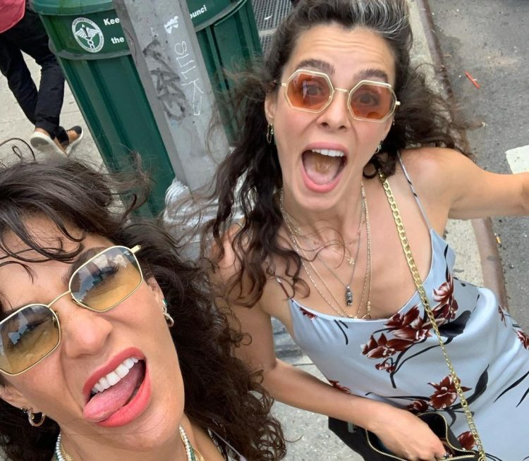 Özge Özpirinçci yakın dostu Berrak Tüzünataç’ın pozlarına kayıtsız kalamadı