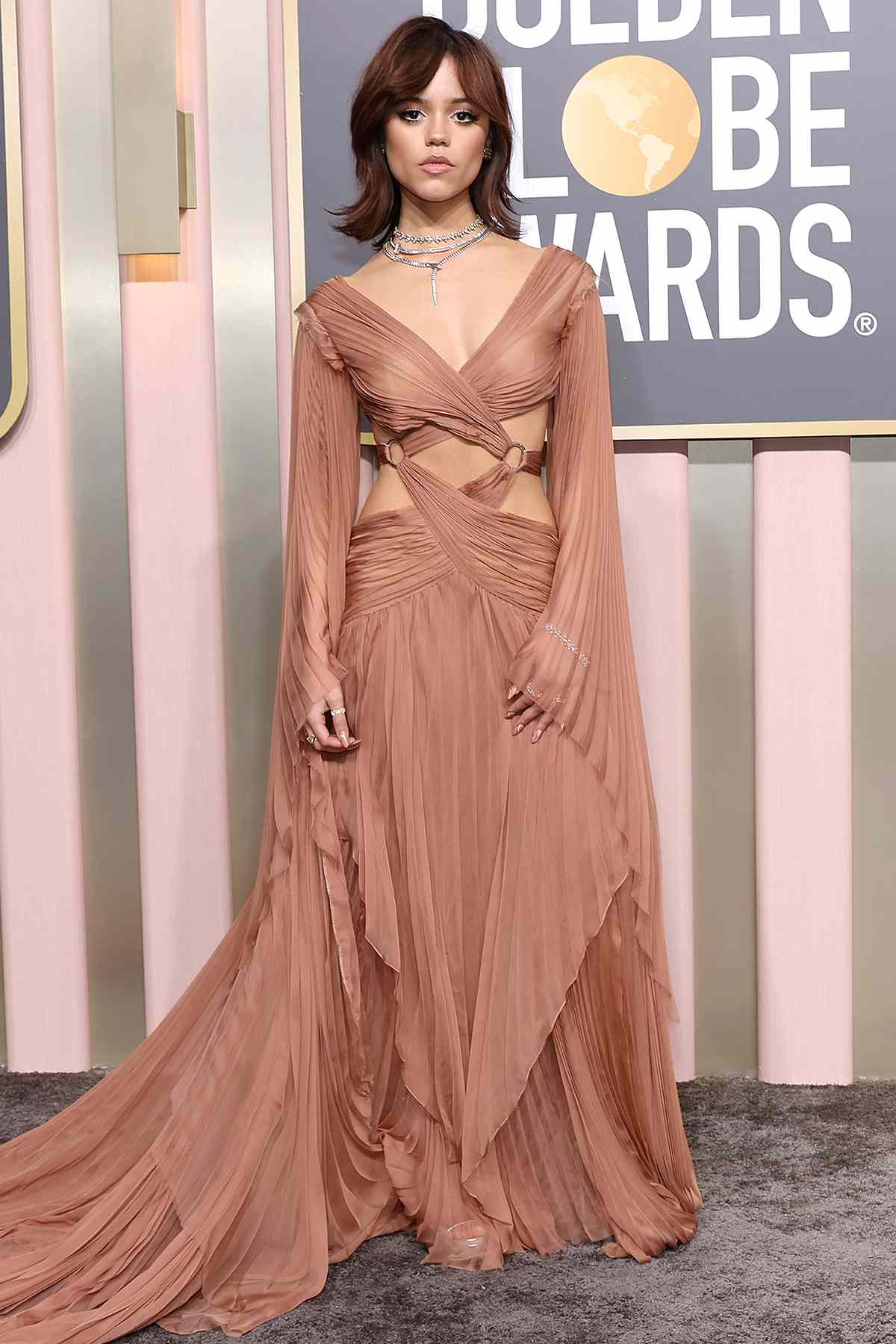 80 Altın Küre Ödülleri nden büyüleyici kırmızı halı görünümleri jenna ortega