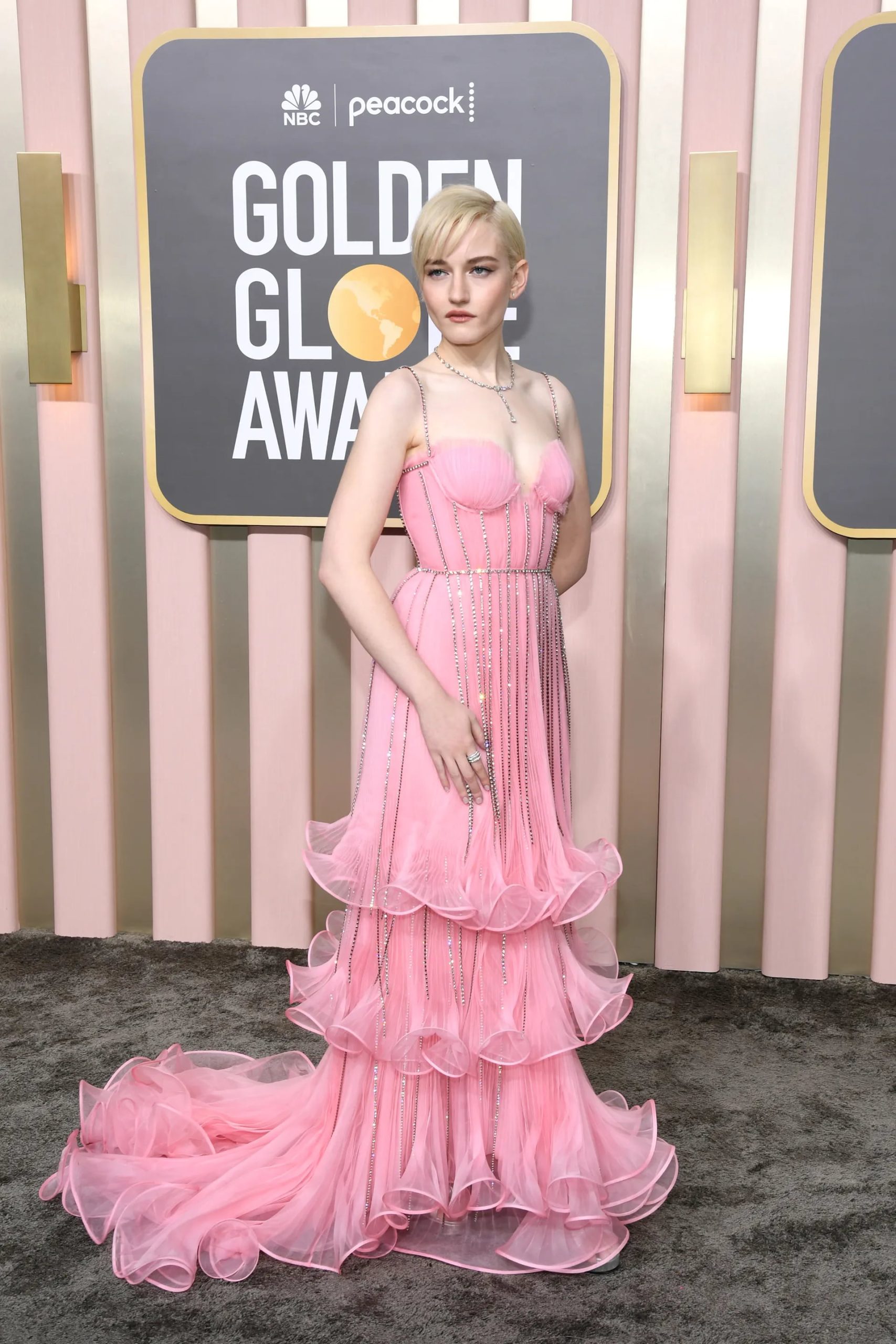 80 Altın Küre Ödülleri nden büyüleyici kırmızı halı görünümleri julia garner-min