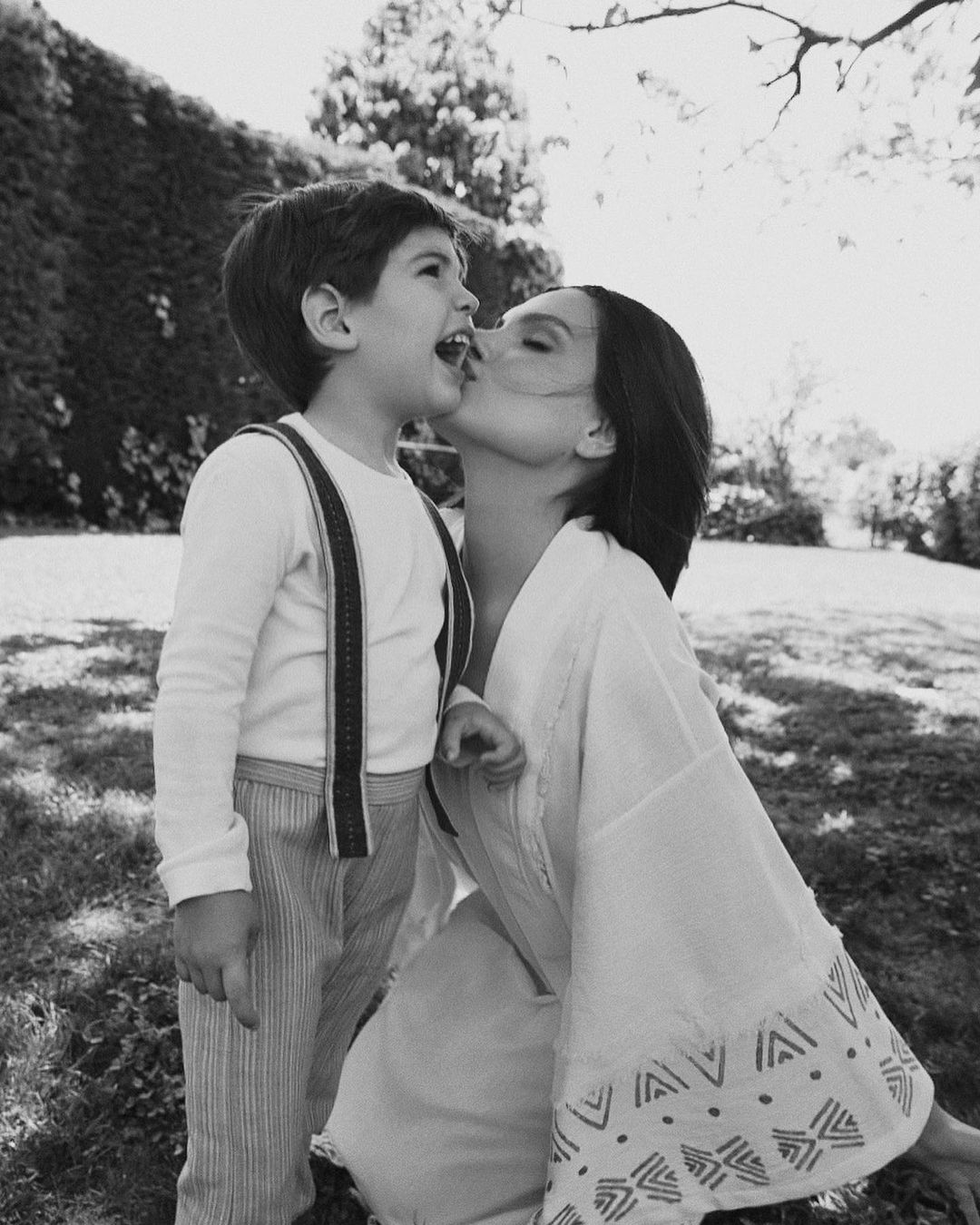 Ünlü model Almeda Abazi, çocuklarıyla çekildiği fotoğrafları Instagram hesabından sevenleriyle paylaştı.