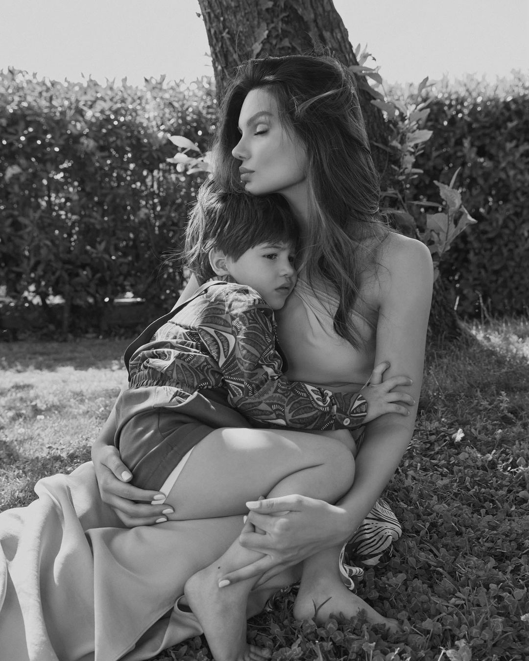 Ünlü model Almeda Abazi, çocuklarıyla çekildiği fotoğrafları Instagram hesabından sevenleriyle paylaştı.
