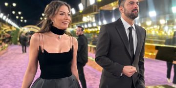 Demet Özdemir ile Engin Akyürek ikilisi Suudi Arabistan’daki ödül törenine damga vurdu!