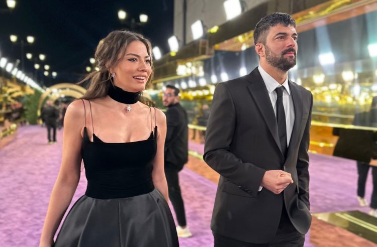 Demet Özdemir ile Engin Akyürek ikilisi Suudi Arabistan’daki ödül törenine damga vurdu!