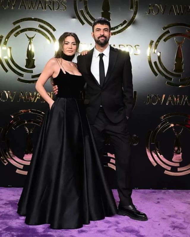 Demet Özdemir ile Engin Akyürek ikilisi Suudi Arabistan’daki ödül törenine damga vurdu!
