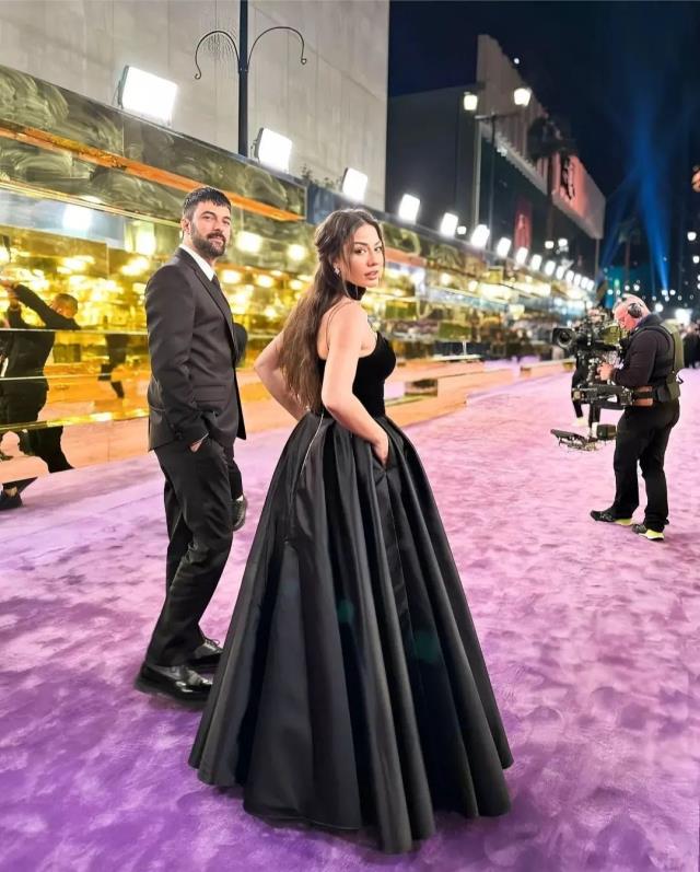 Demet Özdemir ile Engin Akyürek ikilisi Suudi Arabistan’daki ödül törenine damga vurdu!
Demet Özdemir ile Engin Akyürek ikilisi Suudi Arabistan’daki ödül törenine damga vurdu!
