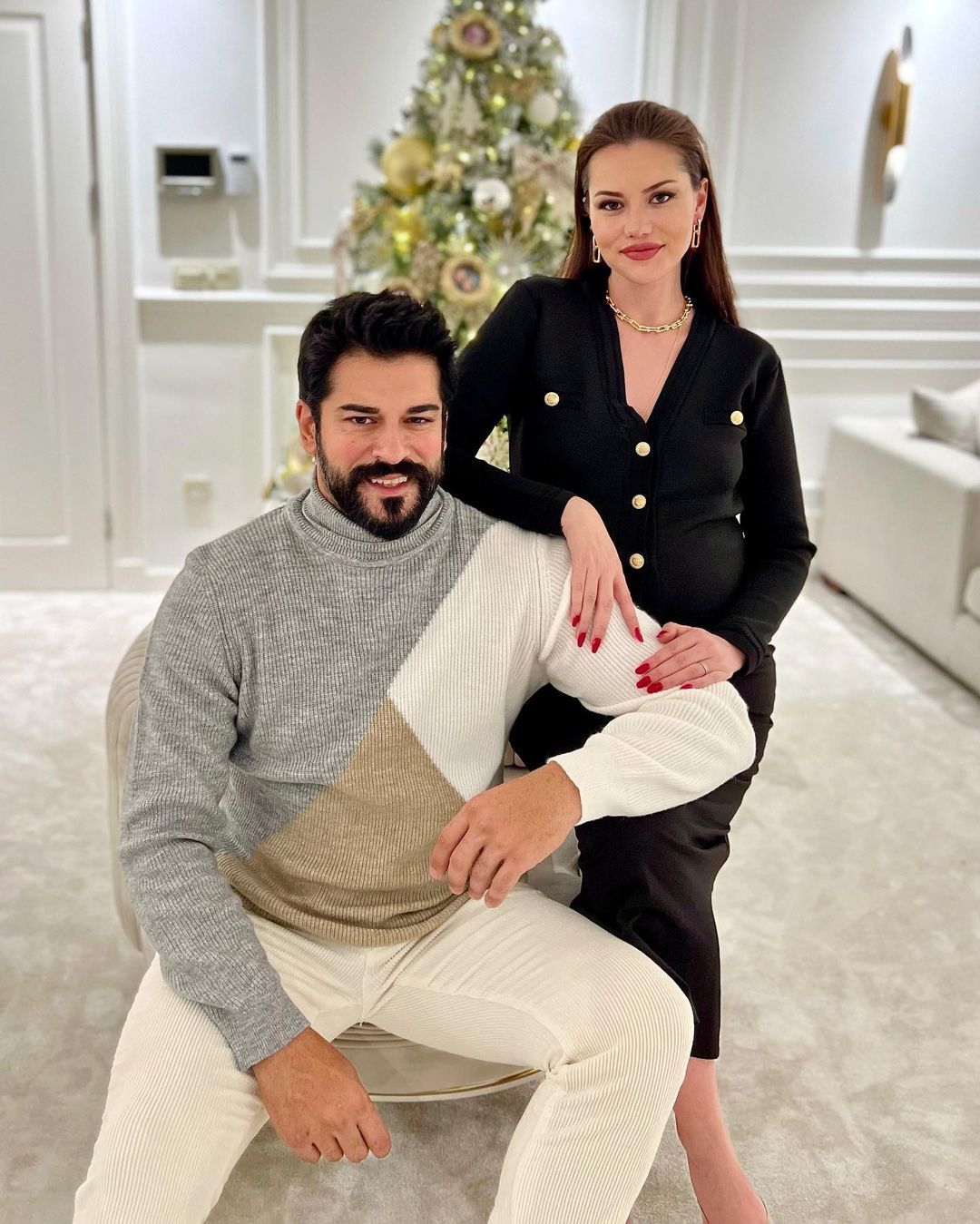 Fahriye Evcen ve Burak Özçivit çiftinden yeni yıl pozu!