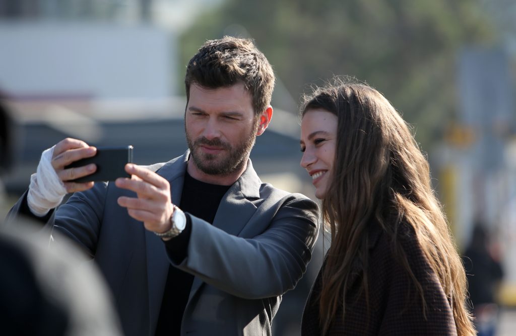 Serenay Sarıkaya ve Kıvanç Tatlıtuğ'lu 'Aile' dizisinden ilk kareler!