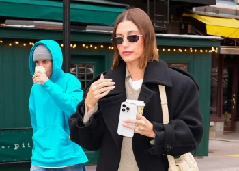 Hailey Bieber yeni saç stiliyle sokaklarda 00
