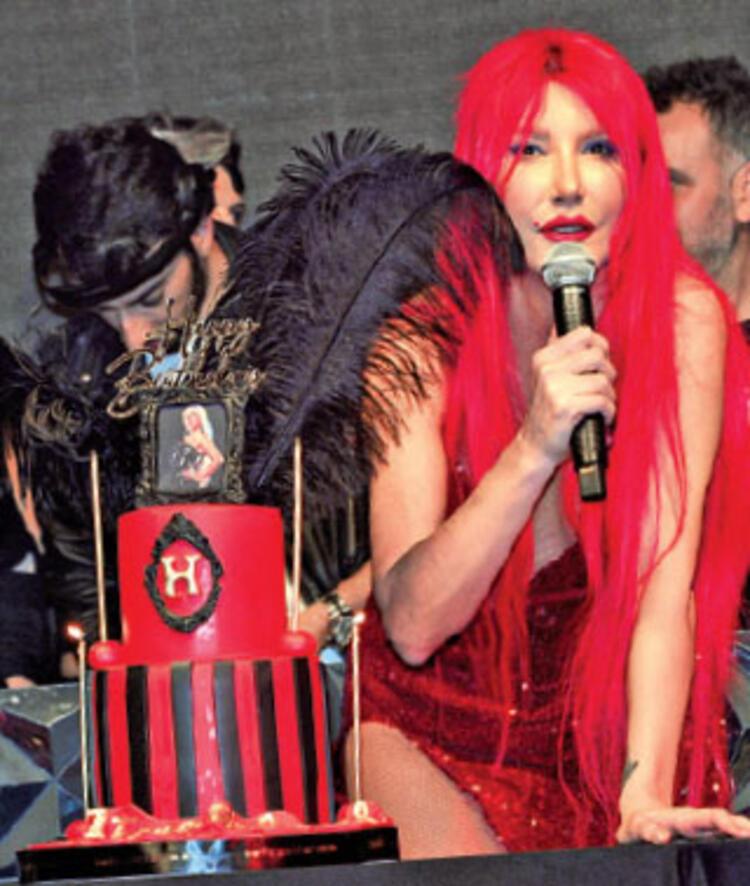 Hande Yener doğum gününü sahnede kutladı: Ben yaşıma 23 diyorum