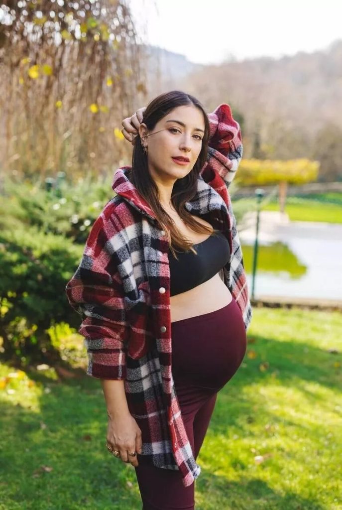 Hazal Kaya'dan karnı burnunda pozlar