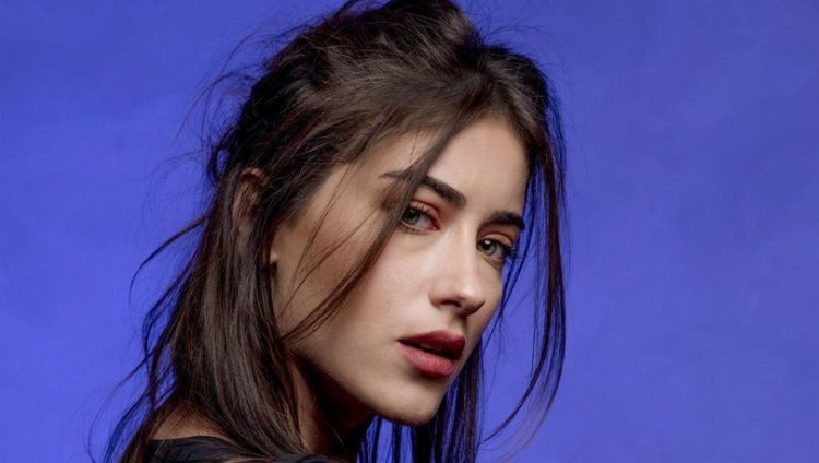 Hazal Kaya'dan karnı burnunda pozlar