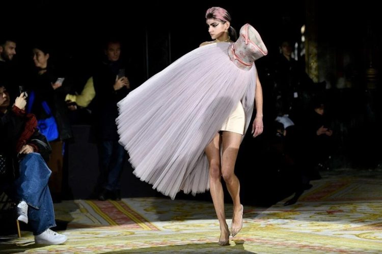 Paris Moda Haftası’nda yankı uyandıran Viktor & Rolf tasarımları!