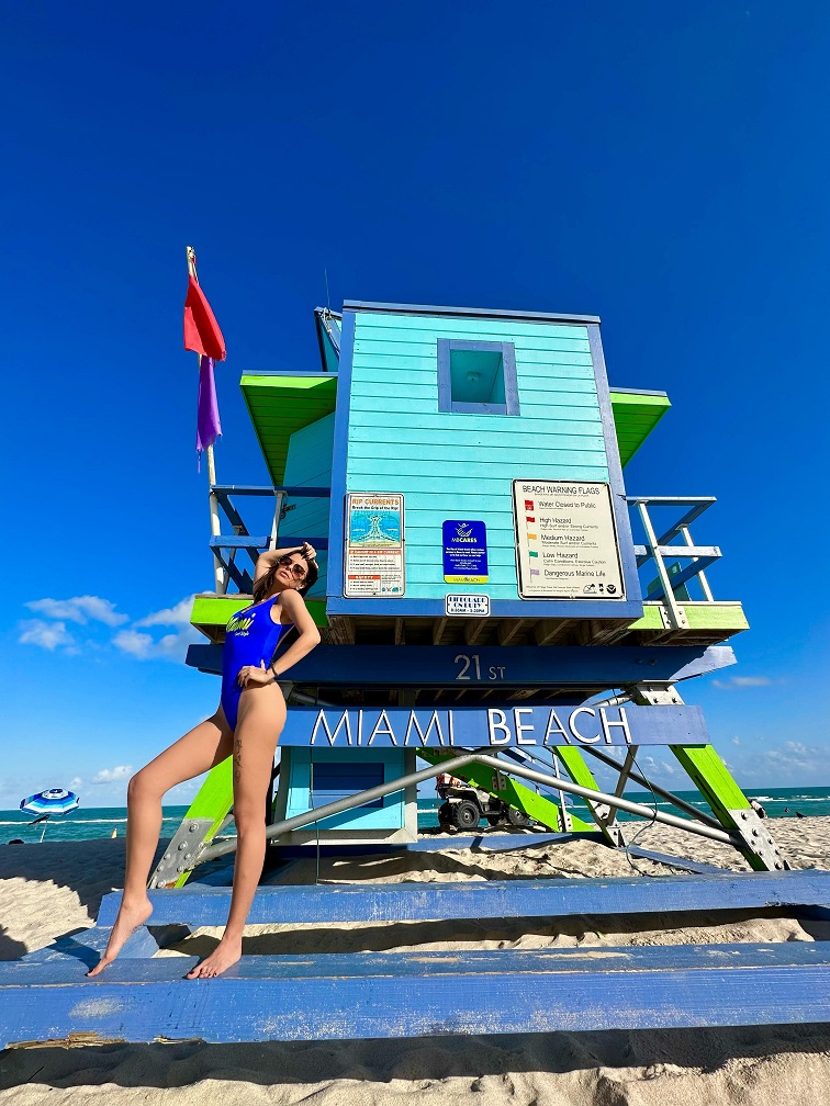 Şarkıcı Simge kusursuz fiziğiyle Miami sahillerinde