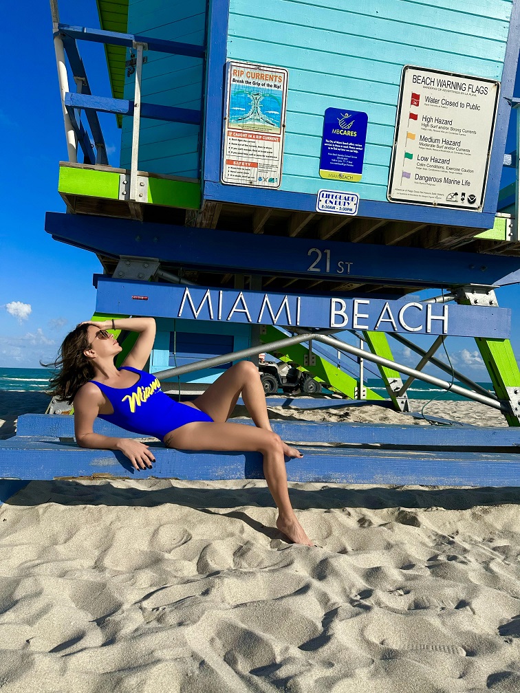 Şarkıcı Simge kusursuz fiziğiyle Miami sahillerinde