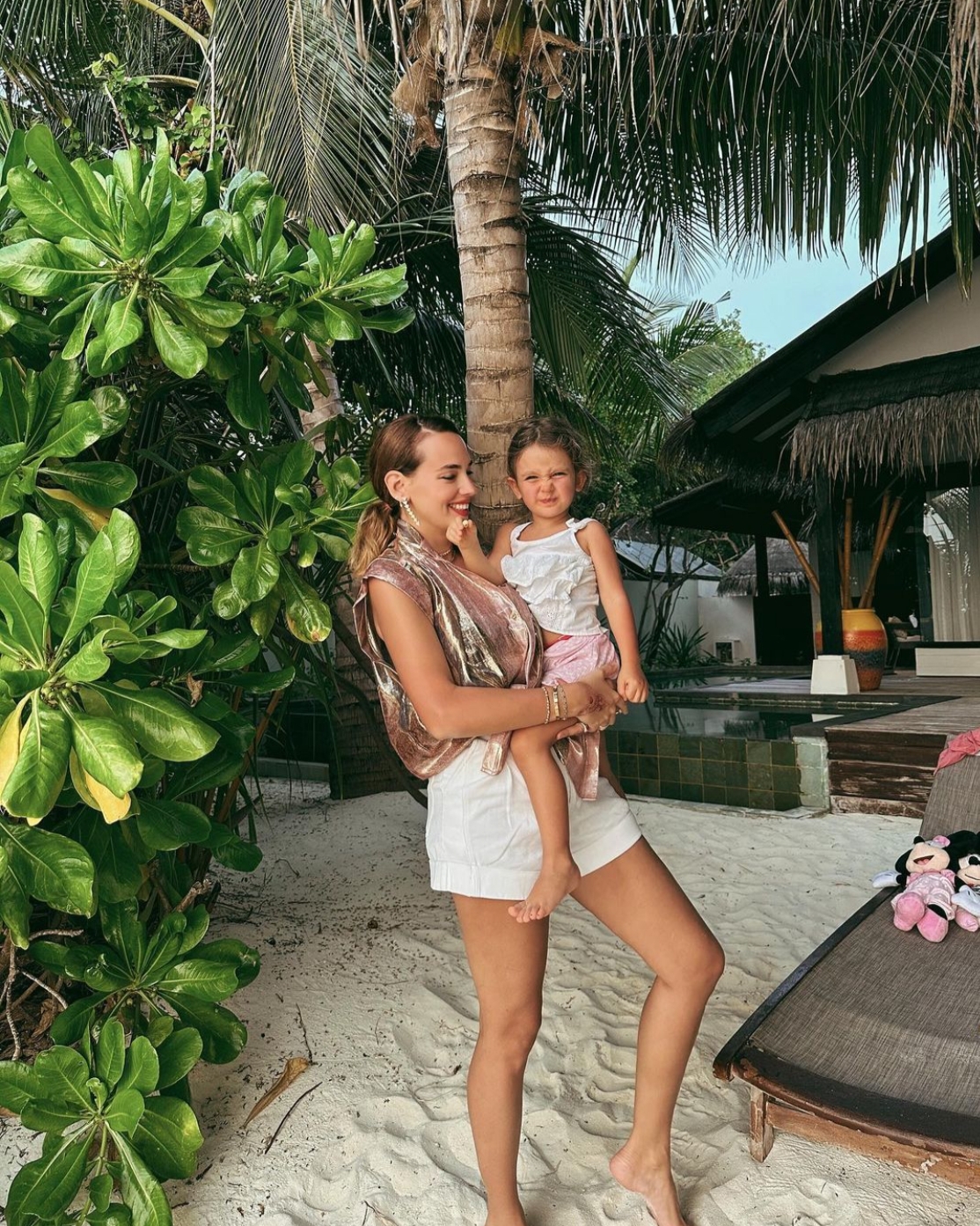 Seda Bakan kızı Ela ile Maldivler tatilinden pozlar paylaştı