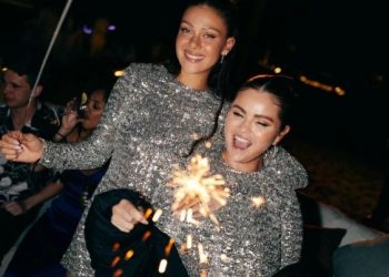 Yeni arkadaşlardan tatilde mutluluk pozları: Selena Gomez ve Nicola Peltz!