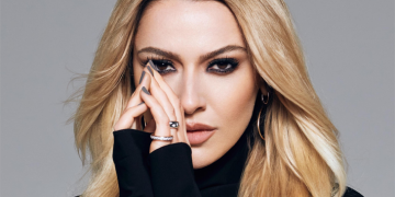 Hadise'den ayna pozu