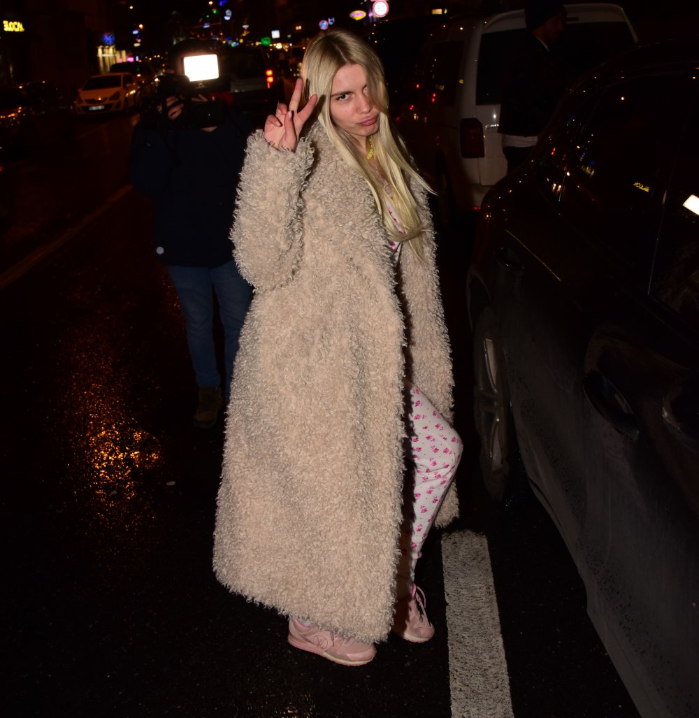 Aleyna Tilki pijamalarıyla Bebek sokaklarında 
