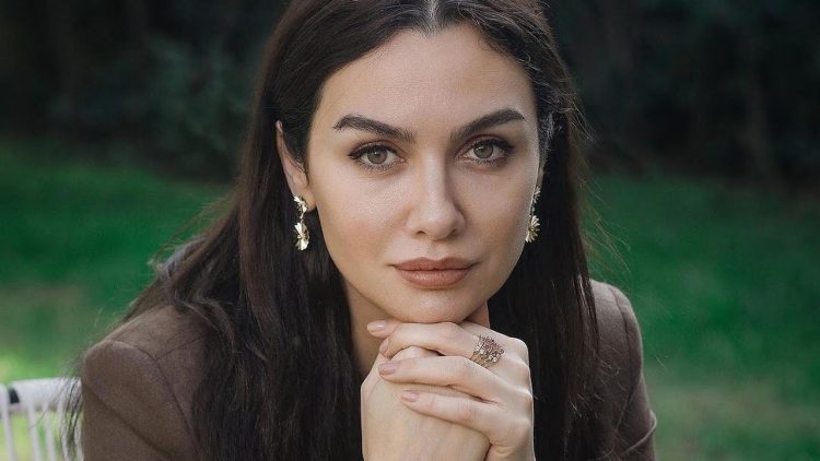 Birce Akalay’a Twitter şoku! “Elon Musk’a aidat ödememiz icap ediyormuş”
