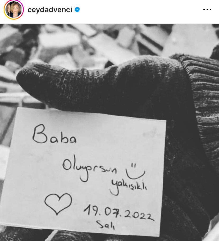 Ceyda Düvenci enkazdan çıkan nota duygulandı