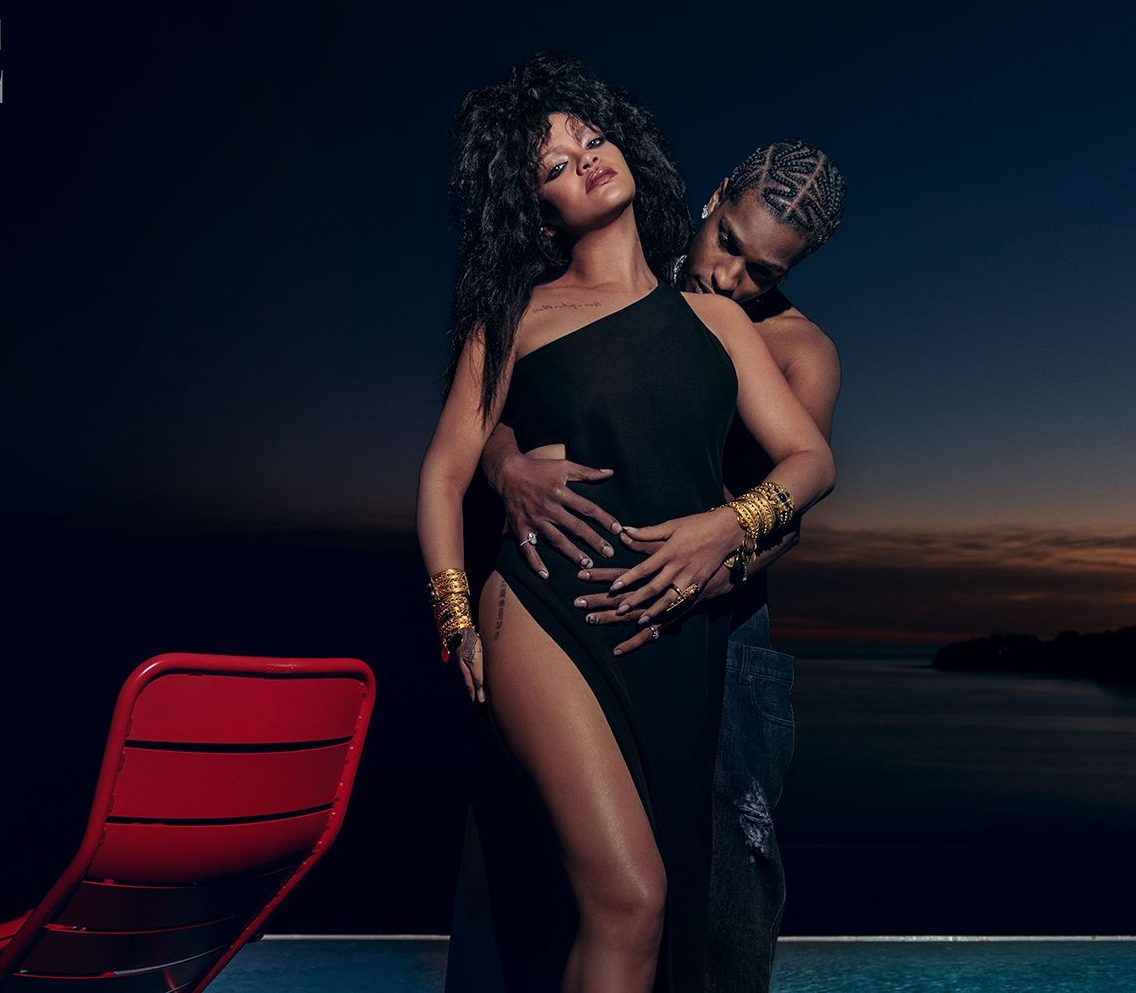Dünyaca ünlü yıldız Rihanna bebeğiyle beraber kamera karşısına geçti 
