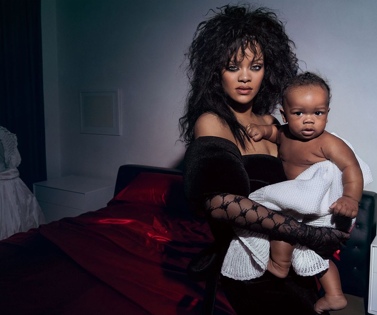 Dünyaca ünlü yıldız Rihanna bebeğiyle beraber kamera karşısına geçti 