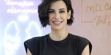 Eylül Öztürk depremzede aileye yaptığı yardımla takdir topladı