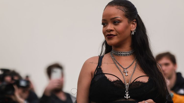 Gerçek kürk giyen Rihanna tepki topladı