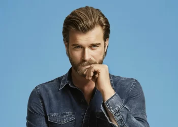 Kıvanç Tatlıtuğ bağış gecesine girişiyle gündem oldu